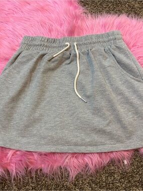 HYFVE Gray Sweatshirt Mini Skirt Women’s Medium Drawstring Elastic Waist Pockets